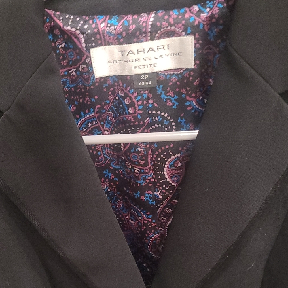 Tahari Elegant Black Blazer with Paisley Lining - Picture 2 of 4